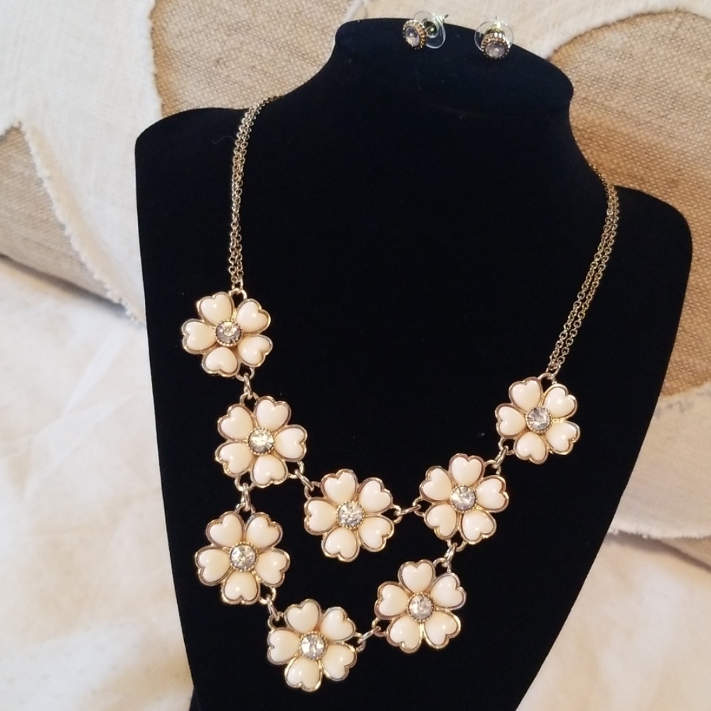 Beautiful statement necklace with earrings